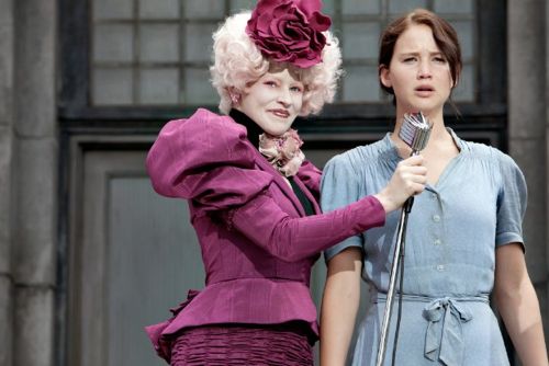 Elizabeth Banks and Jennifer Lawrence in THE HUNGER GAMES